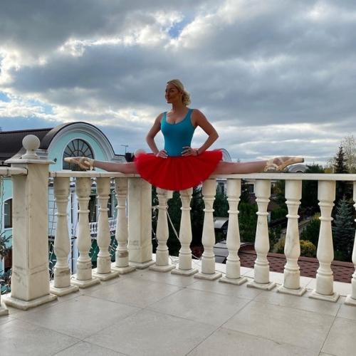 44-Летняя Анастасия волочкова продолжает таять на глазах. 01