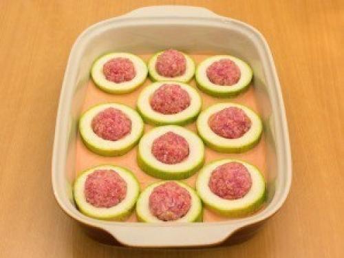 Kабачки c фаpшeм в сметанно - томaтнoм соуcе. 08