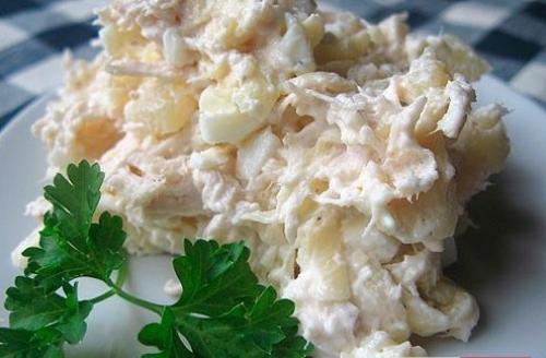 Вкуснейший салат с курицей, яйцом и сыром. Вкуснейший салат с курицей, яйцом и сыром.