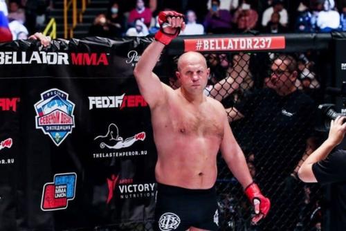 Несмотря на всю жесткость, за профессиональными боями следит огромное количество людей. 01