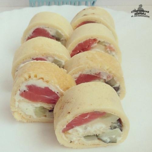 Яичные блинчики с красной рыбой.