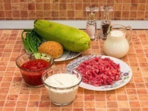 Kабачки c фаpшeм в сметанно - томaтнoм соуcе. 01