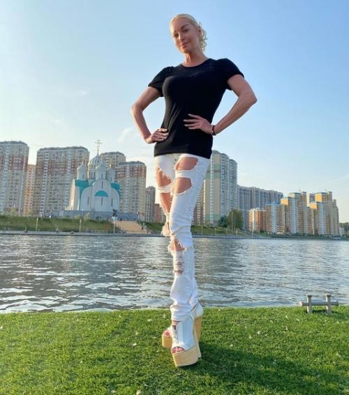 44-Летняя Анастасия волочкова продолжает таять на глазах. 04