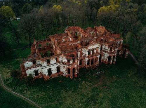 Усадьба гостилицы (екатерининский дворец) имеет долгую и таинственную историю. 02