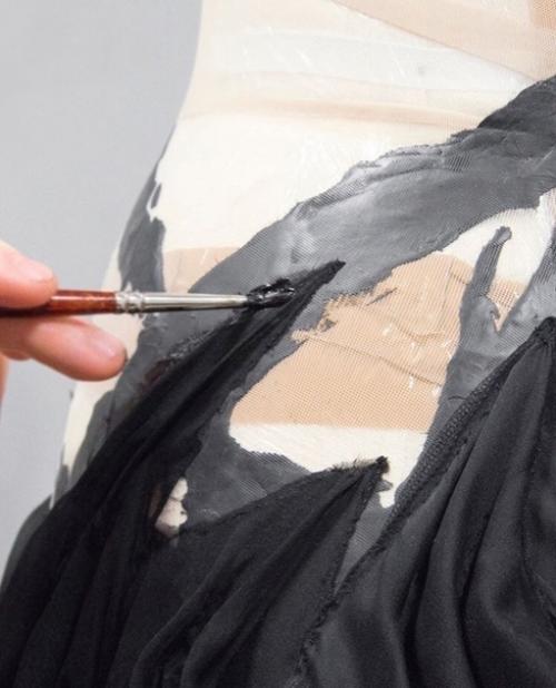 На создание этого шикарного платья ушло 700 часов ручной работы! 02