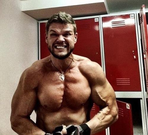 Каким тогда должен быть спортсмен, если это актер? 02