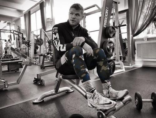 Каким тогда должен быть спортсмен, если это актер? 01