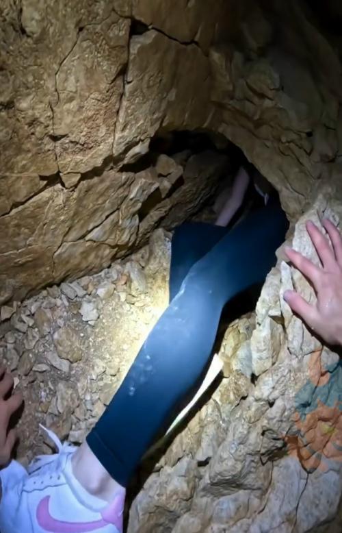 Девушка в какую-то дыру залезла. 

