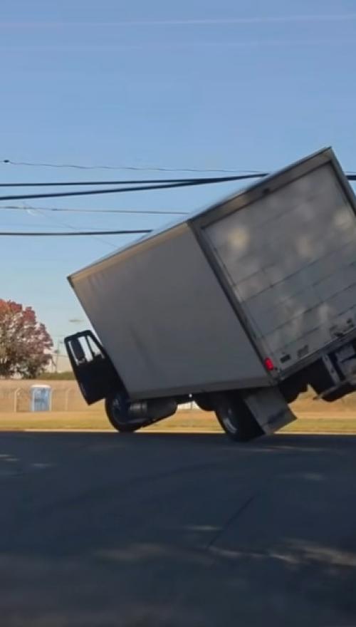 Грузовик застыл на двух колёсах, бросив вызов законам физики! 01