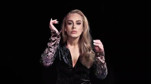 Потрясающая адель!  Как же она после развода похорошела! 01