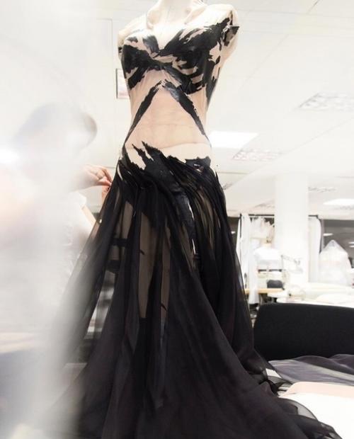 На создание этого шикарного платья ушло 700 часов ручной работы! 04