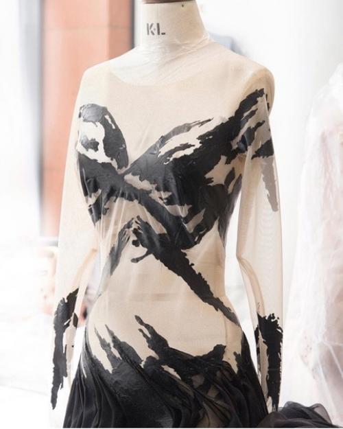 На создание этого шикарного платья ушло 700 часов ручной работы! 03