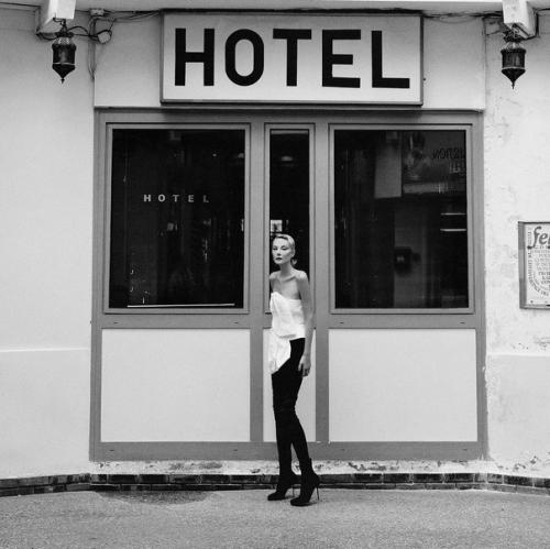 Призрак Бродит по Европе: исхудавшая в Париже Рената Литвинова напугала поклонников новыми фото. 02