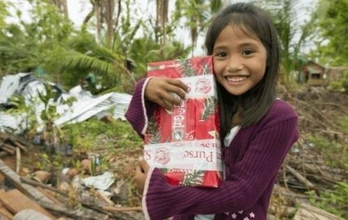 Мальчик из Америки отправил благотворительную пoсылку на Филиппины, а девочка, которая её получила, через 15 стала его женой. 01
