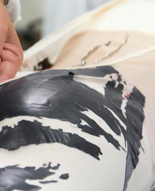 На создание этого шикарного платья ушло 700 часов ручной работы! 01