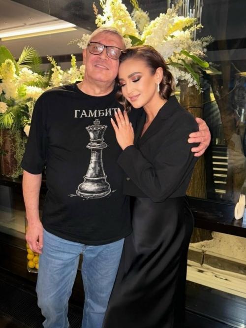 Оля Бузова трогательно поздравила своего отца с днем рождения, поделившись в социальных сетях несколькими душевными фотографиями с ним.
