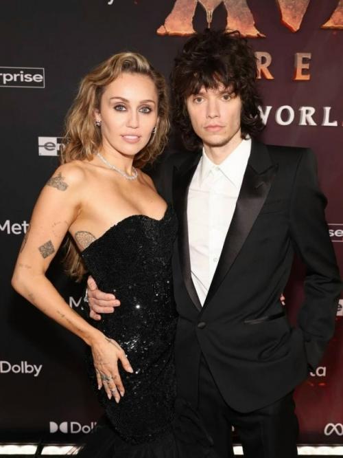 Майли Сайрус больше не будет покупать сама себе цветы -  певица выходит замуж за своего возлюбленного, музыканта Макса морандо.
