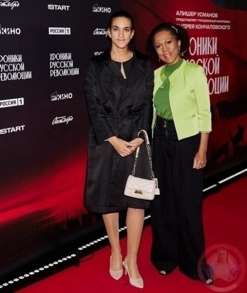 Елена ханга и ее 23-летняя дочь совершили редкий выход в свет.

