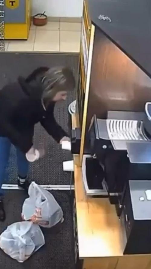 Хозяйка кофейни находится в затруднительном положении.

