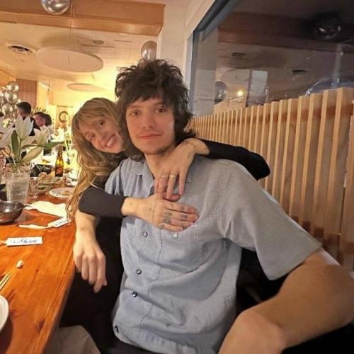 Майли Сайрус больше не будет покупать сама себе цветы -  певица выходит замуж за своего возлюбленного, музыканта Макса морандо. 04