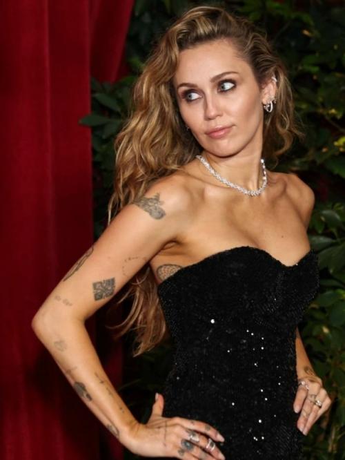 Майли Сайрус больше не будет покупать сама себе цветы -  певица выходит замуж за своего возлюбленного, музыканта Макса морандо. 01