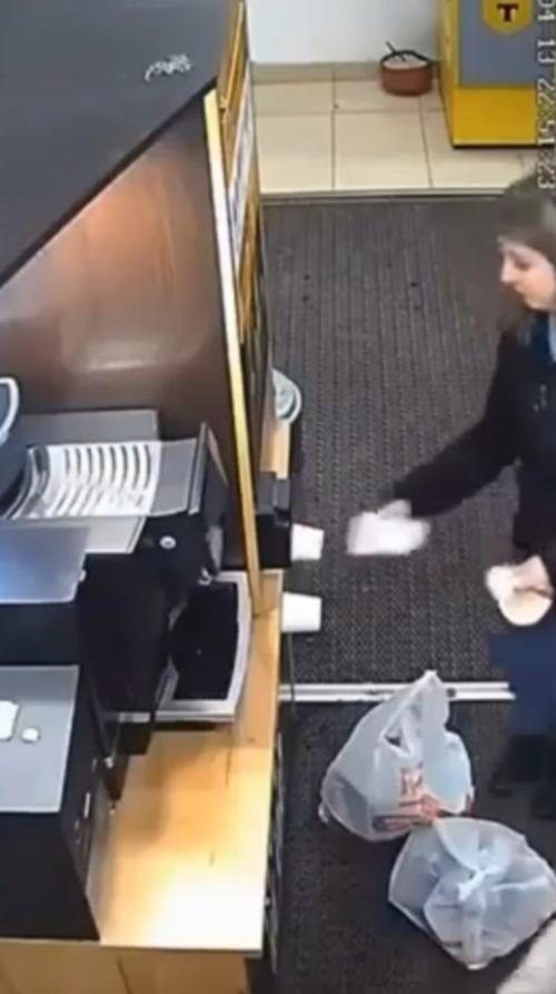 Хозяйка кофейни находится в затруднительном положении. 01