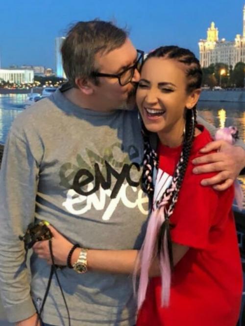 Оля Бузова трогательно поздравила своего отца с днем рождения, поделившись в социальных сетях несколькими душевными фотографиями с ним. 01