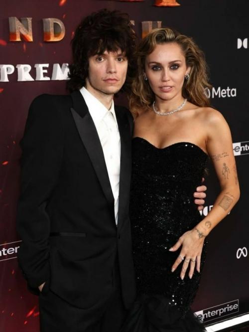 Майли Сайрус больше не будет покупать сама себе цветы -  певица выходит замуж за своего возлюбленного, музыканта Макса морандо. 02