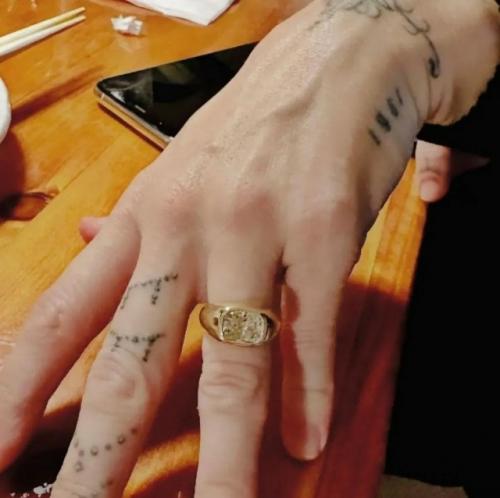 Майли Сайрус больше не будет покупать сама себе цветы -  певица выходит замуж за своего возлюбленного, музыканта Макса морандо. 03