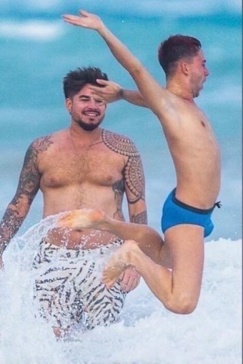 Адам ламберта застали папарацци на пляже со своим парнем. 02