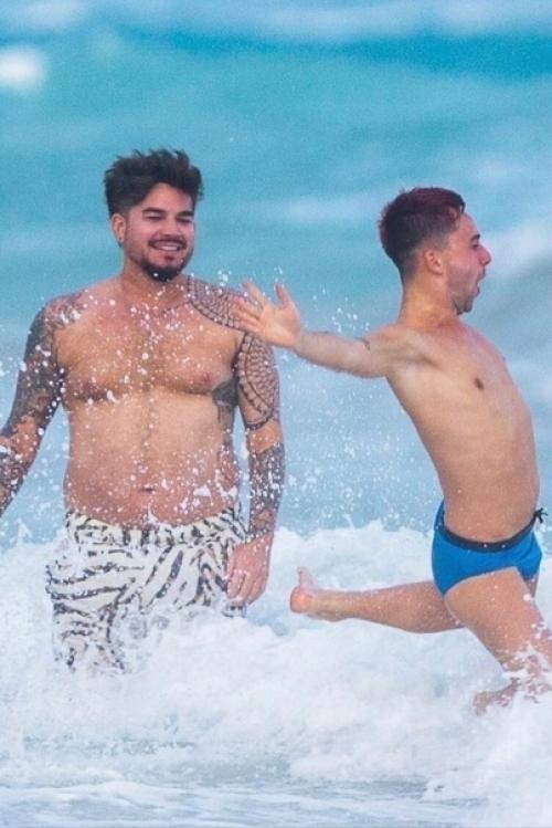 Адам ламберта застали папарацци на пляже со своим парнем. 04