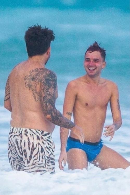 Адам ламберта застали папарацци на пляже со своим парнем. 03