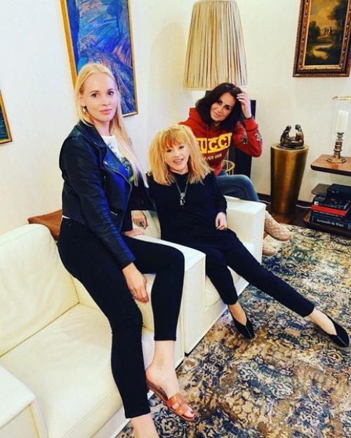 Алла Борисовна всех свои видом поражает. 02