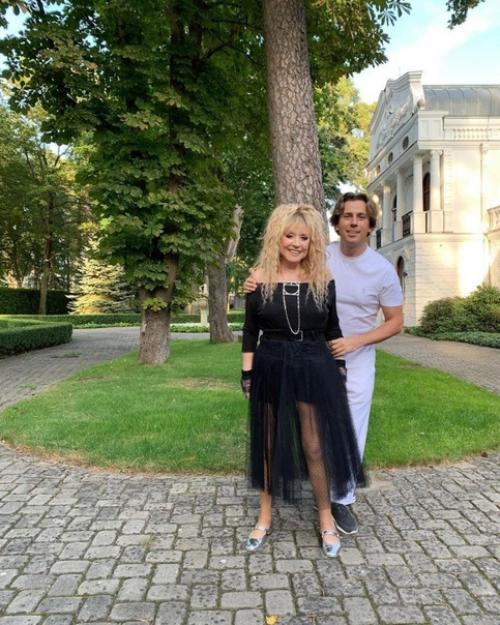 Алла Борисовна всех свои видом поражает. 01