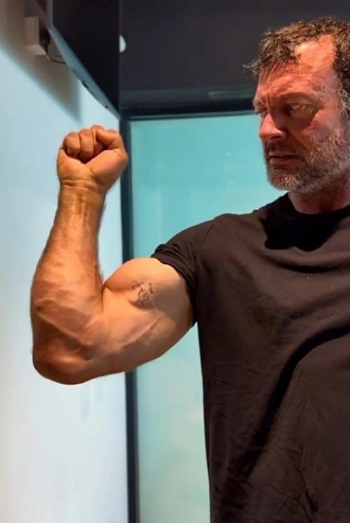 Один из сильнейших армрестлеров мира Девон ларрат перешёл из тяжёлой категории в категорию ниже - 105 кг. 02