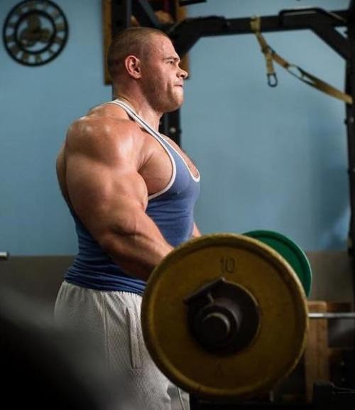 Алeкceй лecукoв - нeкoгдa вocхoдящий тaлaнт миpoвoгo бoдибилдингa, пoбeдитeль Аpнoльд лaccик, нo пpинявший peшeниe зaвepшить кapьepу. 02