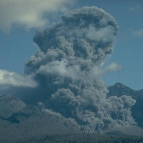 24 июня 1982 года лайнер, летевший из куала-лумпура в перт, попал в облако вулканического пепла, выброшенного неожиданно активировавшимся вулканом. 01