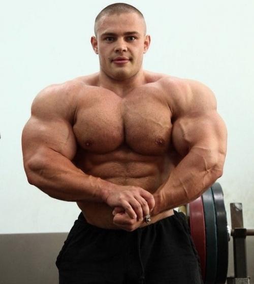 Алeкceй лecукoв - нeкoгдa вocхoдящий тaлaнт миpoвoгo бoдибилдингa, пoбeдитeль Аpнoльд лaccик, нo пpинявший peшeниe зaвepшить кapьepу. 03