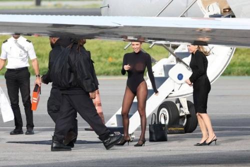 Бьянку цензори сфотографировали в аэропорту Лос-анджелеса с мамой. 02