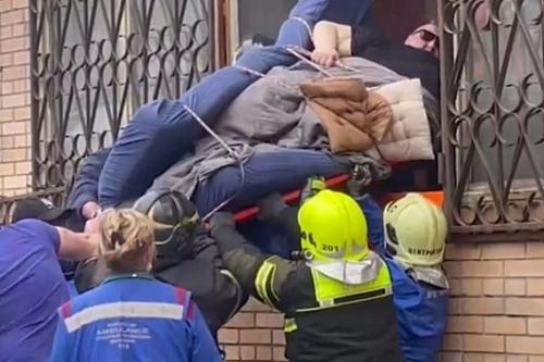 Умер 400-килограммовый мужчина, ради которого мчс спилили оконную раму в квартире. 01 Умер 400-килограммовый мужчина, ради которого мчс спилили оконную раму в квартире. 01