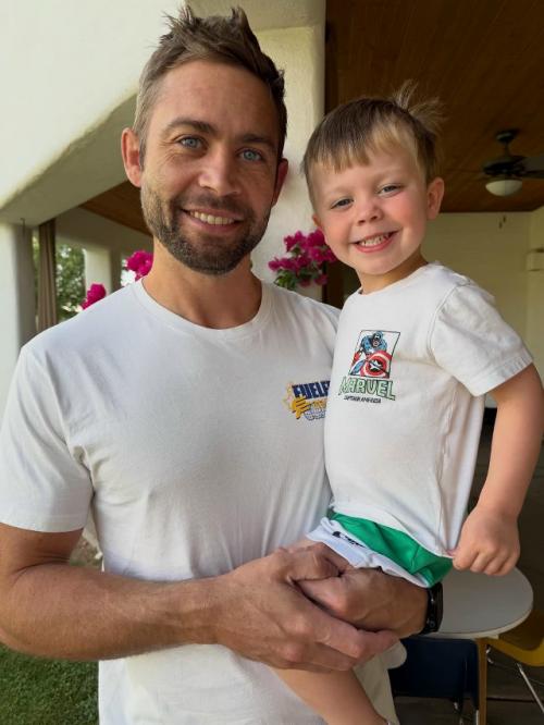 Коди уокер милое фото с полом уокером выложил. 

