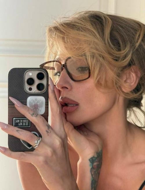 Настя ивлеева порадовала подписчиков новой серией эффектных снимков - и, как обычно, вызвала бурное обсуждение в соцсетях. 02