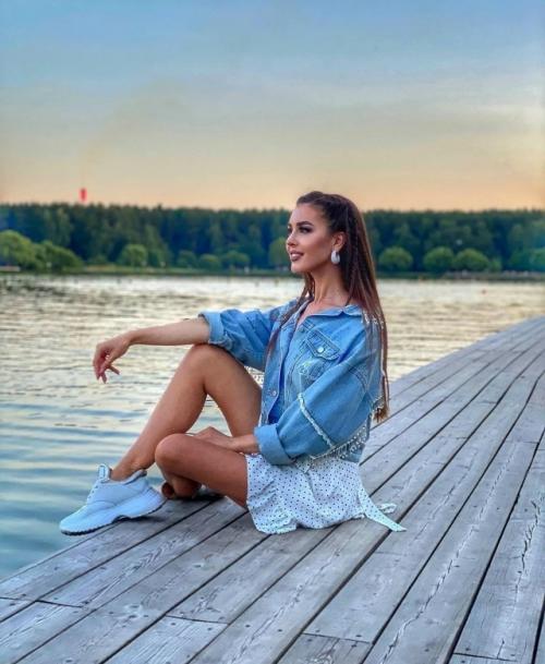 Сестра Ольги Бузовой снова напомнила, что активный образ жизни - это не про случайные тренировки, а про дисциплину и любовь к себе. 02