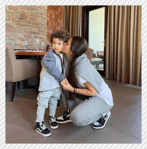 Спортивные девушки. Одна из самых красивых пар-певец от и его супруга ария. 03