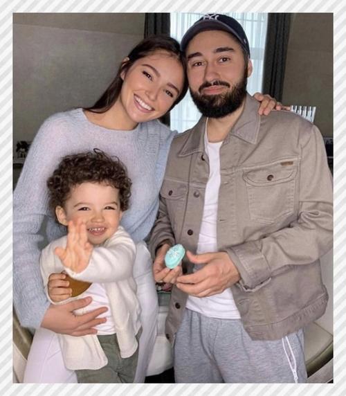 Спортивные девушки. Одна из самых красивых пар-певец от и его супруга ария. 04