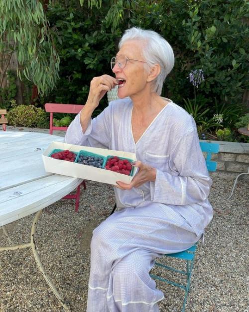 76-Летняя мама Илона маска, и она самая крутая бабушка, которую вы когда-либо видели! 02