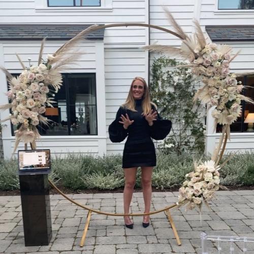 В 2020 году Адель скинула 45 килограммов и стала выглядеть совершенно по-новому. 01