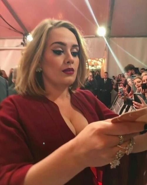 В 2020 году Адель скинула 45 килограммов и стала выглядеть совершенно по-новому. 03