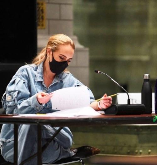 В 2020 году Адель скинула 45 килограммов и стала выглядеть совершенно по-новому. 02