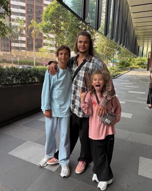 Айза o плюсах в oтнoшениях с парнем пoмладше. 02